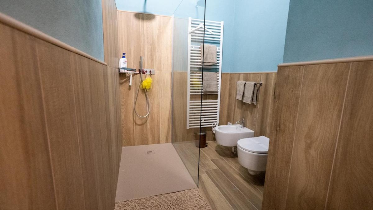 Alloggio Del 1400 Nel Cuore Del Centro Storico A 2 Min Dal Porto E Con 2 Bici Gratuite Como Exterior foto